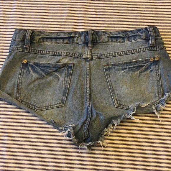 Free People denim jean shorts, size 26 - Picture 2 of 3